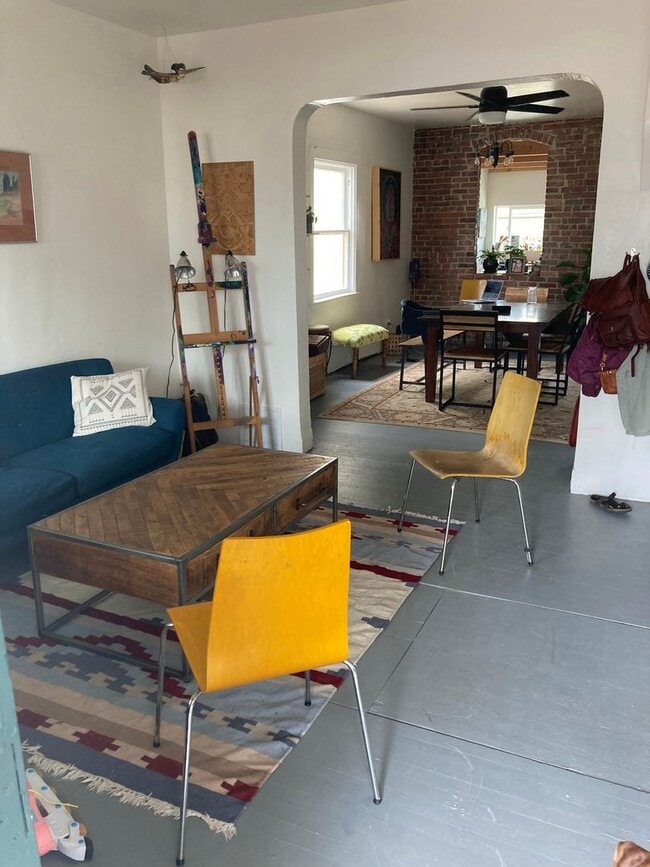 Building Photo - Charming 2 Bedroom, 2 Bath House for Rent!