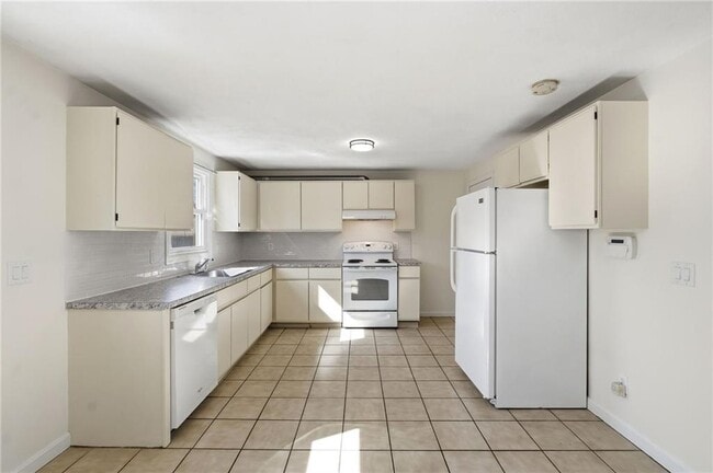 Building Photo - 10 Henry St