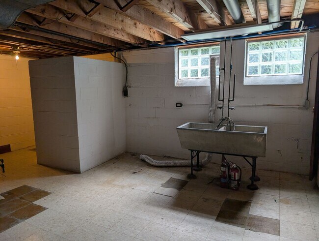 Building Photo - 8983 Highland Dr