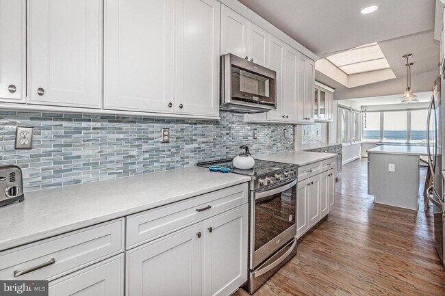 Building Photo - Home in Bay Ridge with beautiful views of the Chesapeake Bay!