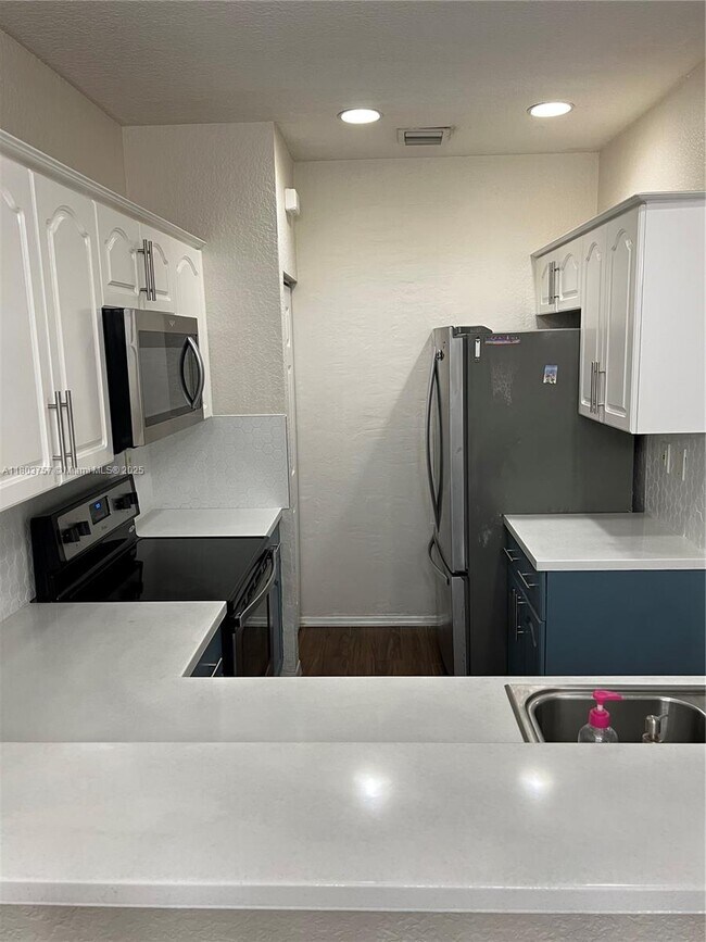 Building Photo - 6065 SW 19th Ct