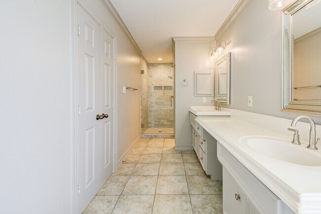 Building Photo - 3 bed, 3/1 bath updated townhome in the he...