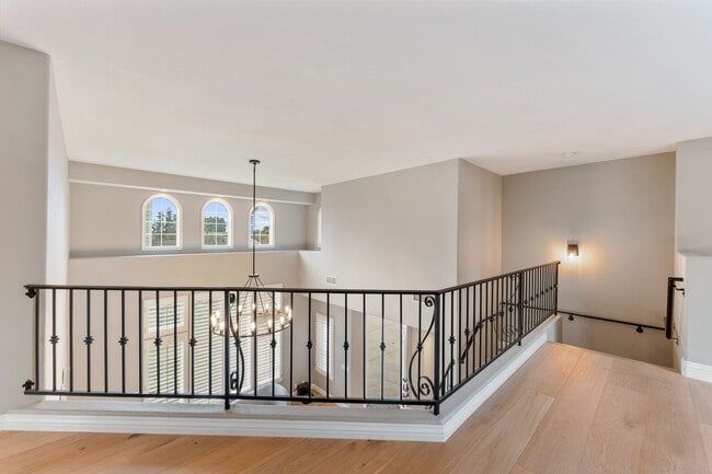 Building Photo - 200 Oak View Ln