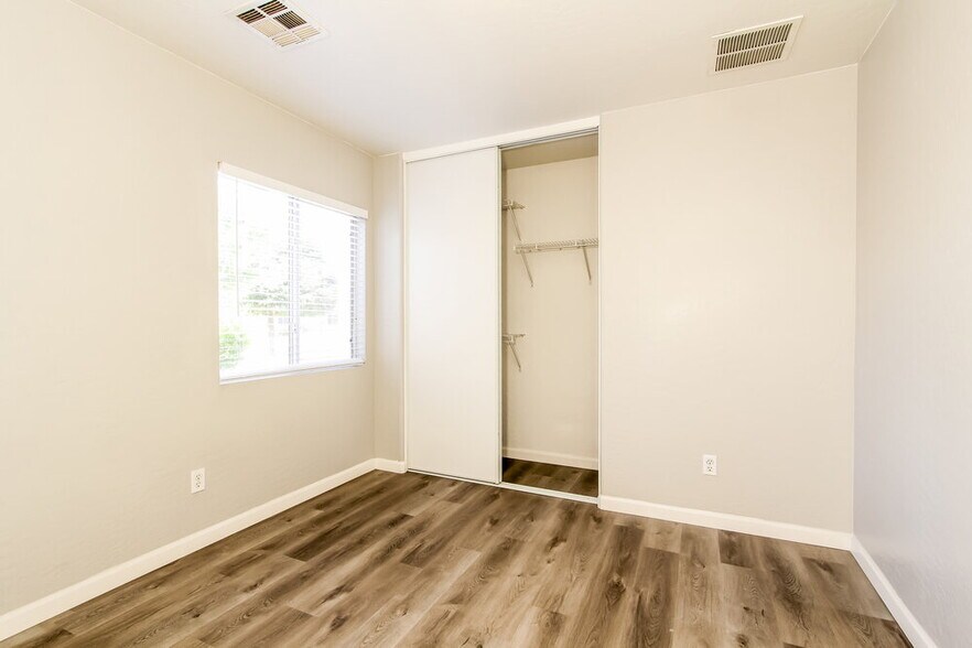 Building Photo - 11565 W Carol Ave