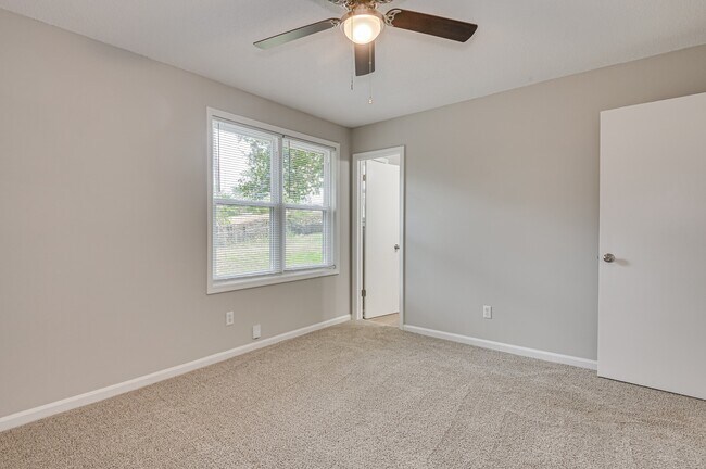 Building Photo - 208 Foxdale Dr