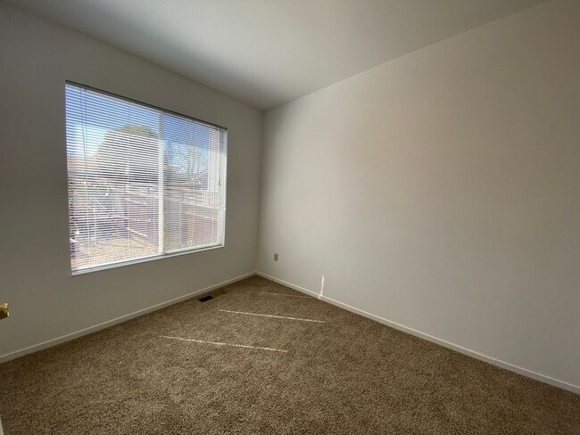 Building Photo - Spacious 5 Bed/4 Bath~