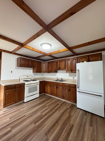 Building Photo - 114 Thorndike St