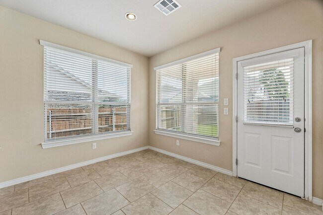 Building Photo - 3 bedroom 2 bath near Paycom!