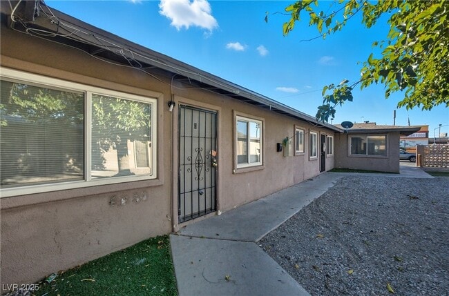 Primary Photo - 2505 Cedar Ave