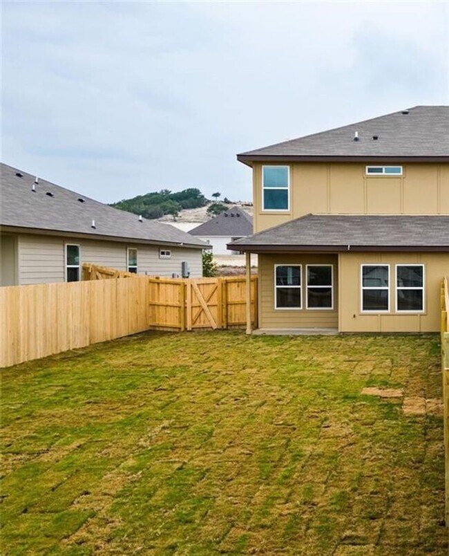 Building Photo - 3 bedroom 2.5 bathroom townhome!