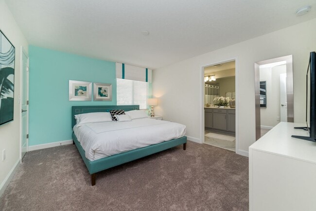 Building Photo - For Rent - Pool Townhome with 5 Bedroom 4 ...