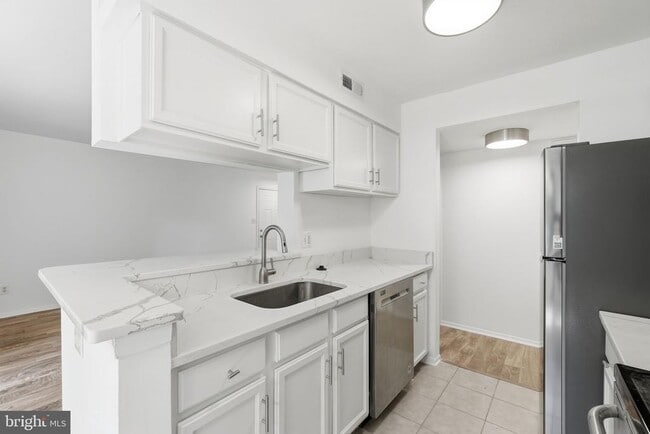 Building Photo - 1703 Ascot Way