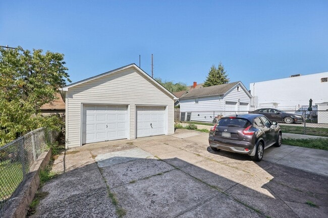 Building Photo - 153 Banta Ave