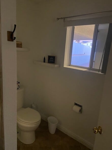 Full private bathroom with windows. - 7309 Hoss Pl