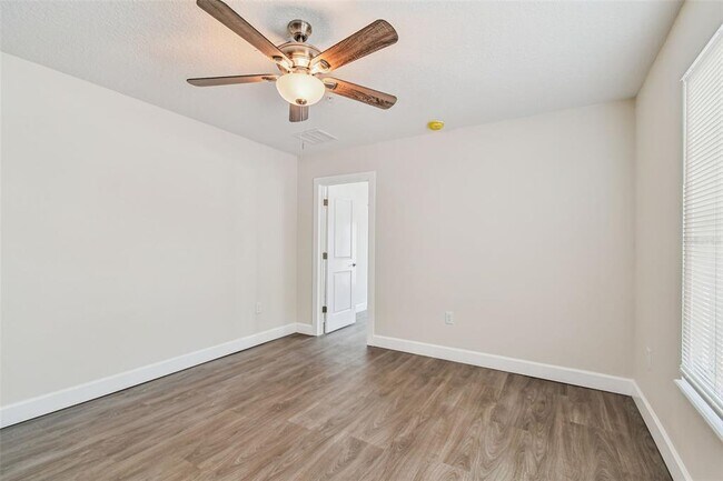 Building Photo - 650 E Tarpon Ave