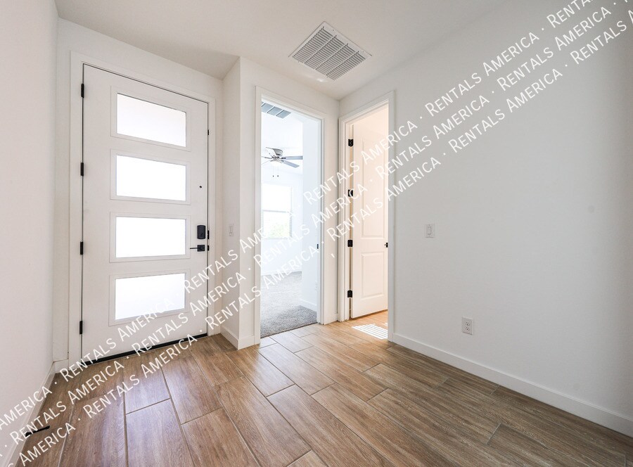 Building Photo - 5411 W Royal Palm Rd
