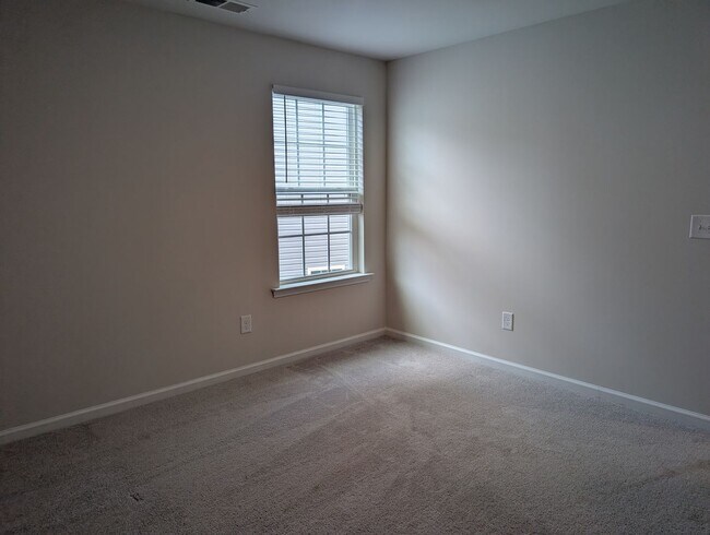 Building Photo - Move-in ready Ranch Style Home Located in ...