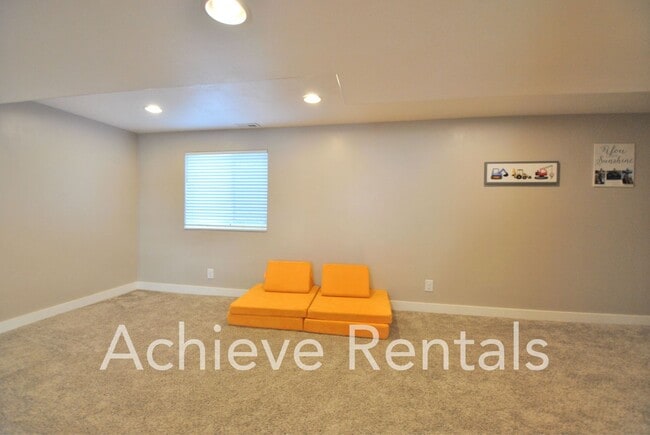 Building Photo - 43 1350 E