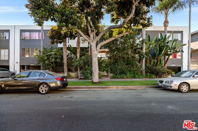 Building Photo - 917 N Curson Ave