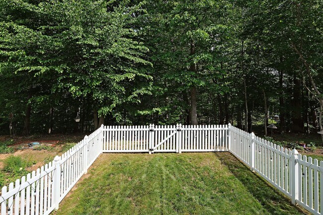 Building Photo - Pet-Friendly Dunlora Forest Townhome With Fenced Yard