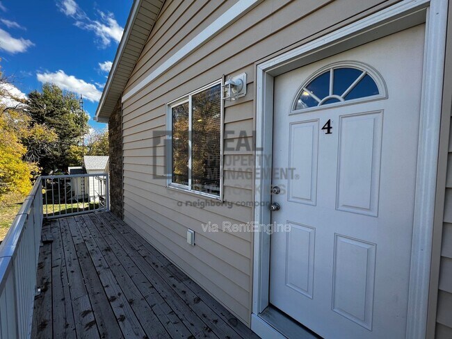 Building Photo - 203 E 6th St