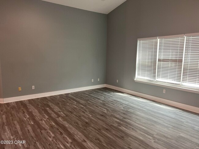Building Photo - 319 N Cove Blvd