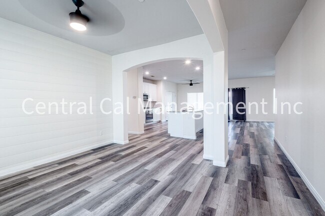 Building Photo - 4 Bedroom/2 Bath Home in the Southwest - $2595 Per Month!