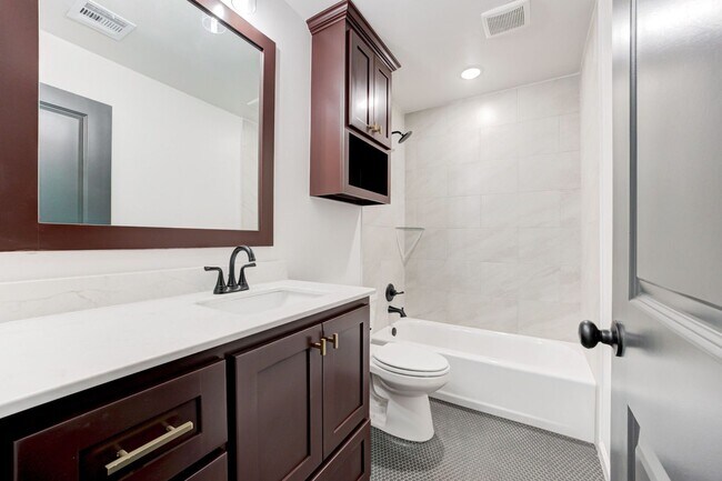 Building Photo - Brand New Home In Mustang!