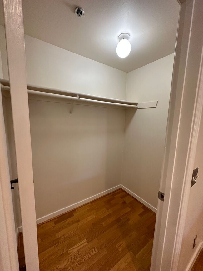 Building Photo - SPACIOUS 1-Bedroom 1.5 bath Live/Work loft...
