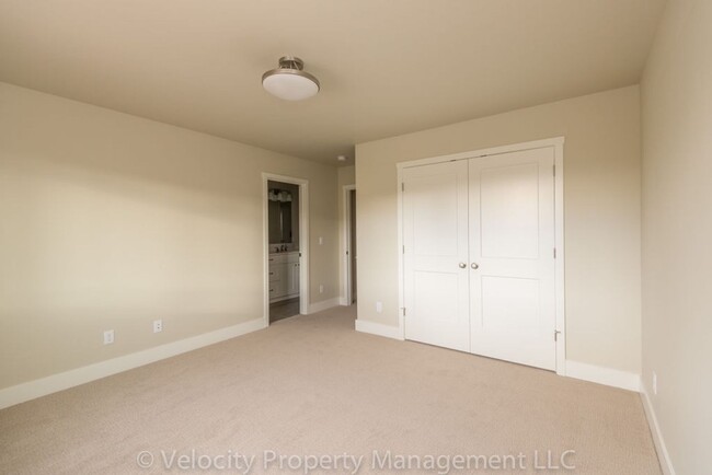 Building Photo - Beautiful Townhome For Lease!