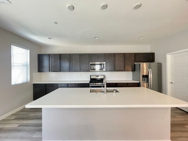 Building Photo - This spectacular 3-bedroom with amazing ci...