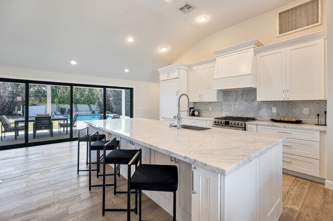 Building Photo - Beautifully furnished Arcadia Lite Rental Home!