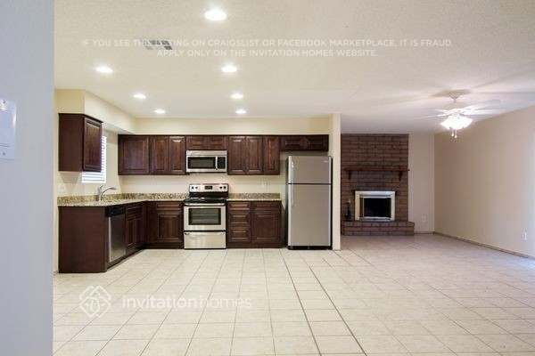 Building Photo - 1216 W Halstead Dr
