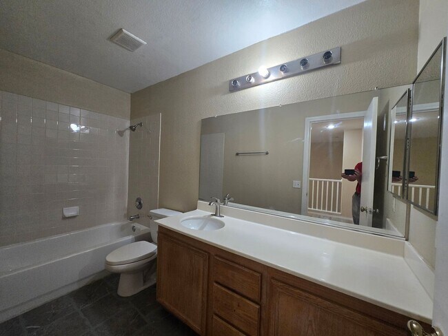 Building Photo - 2 Story Home with 5 Bedrooms