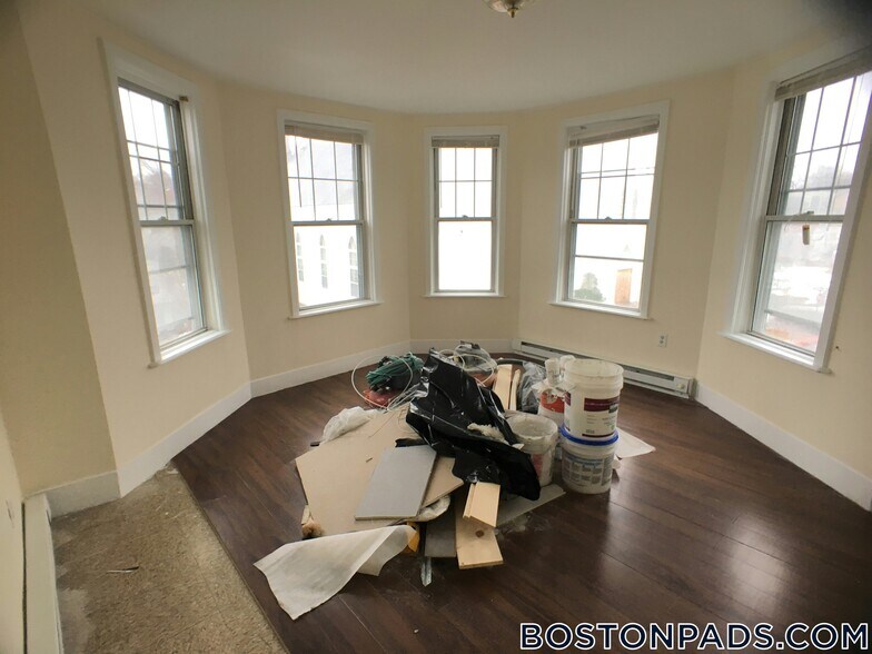 Building Photo - 739 Parker St