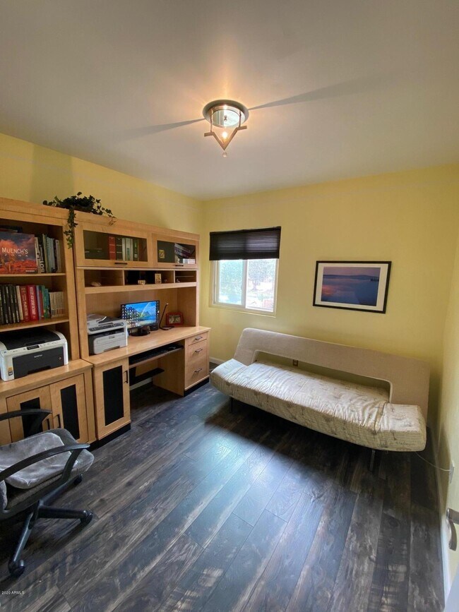 Building Photo - 808 E Cochise Dr