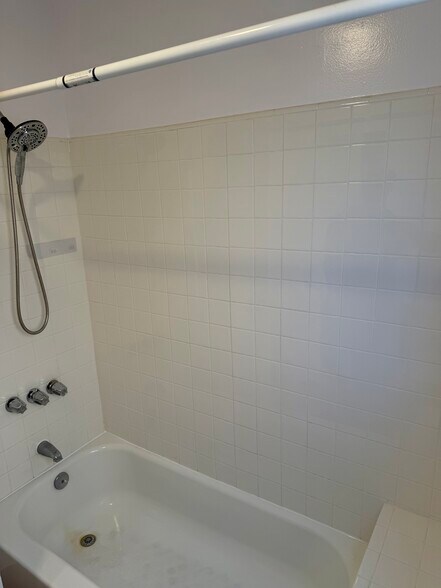 Shower/bathtub - 6133 S Harvard Blvd