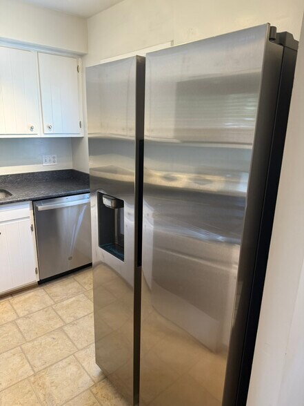 Brand new fridge w/ water dispenser - 4218 35th St S