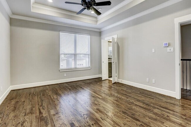 Building Photo - 1057 W 25th St