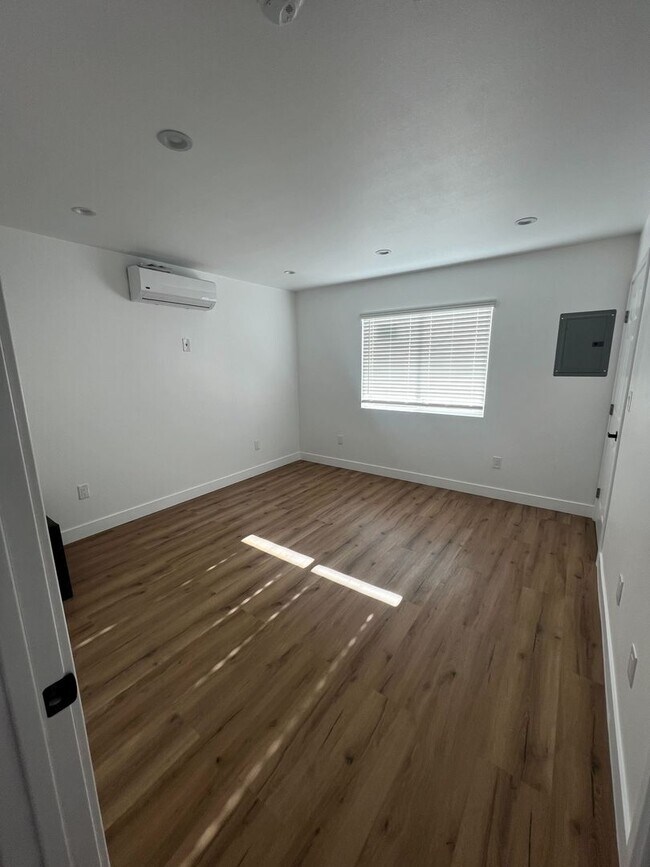 Building Photo - ANDERSON 14101 1/2