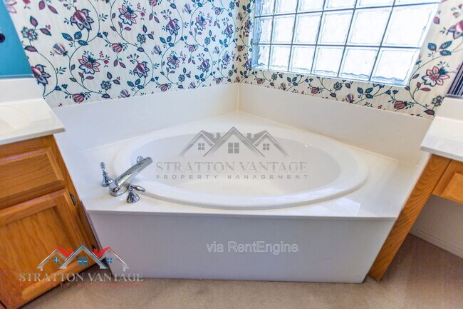 Building Photo - 10864 E Lindner Ave