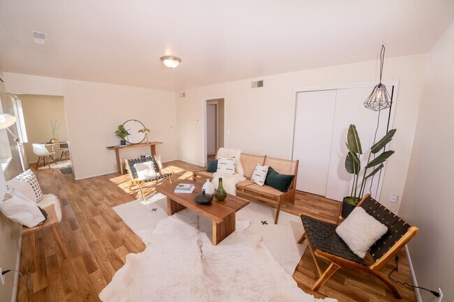 Primary Photo - Beautiful Apartment in Sugar House: Washer...