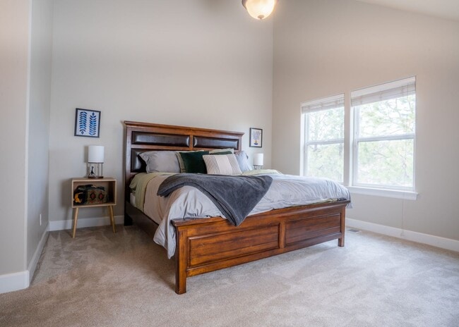 Building Photo - Amazing Updated Braeburn Townhome close to all Bend has to offer!