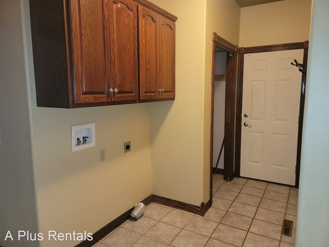 Building Photo - 4 br, 3 bath House - 7301 S Russet Drive