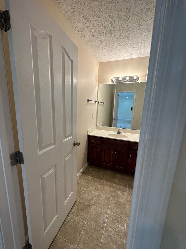 Building Photo - 3 Bedroom, 2 Bath Home Located in Manchester