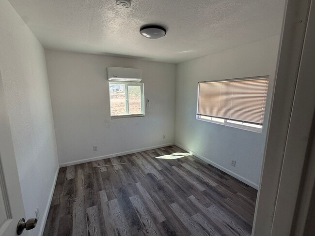 Building Photo - Beautiful fully remodeled 3 bedroom