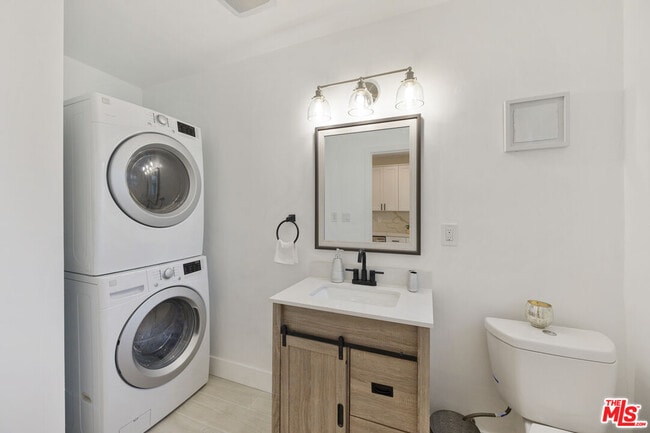 Building Photo - 2936 S Bentley Ave