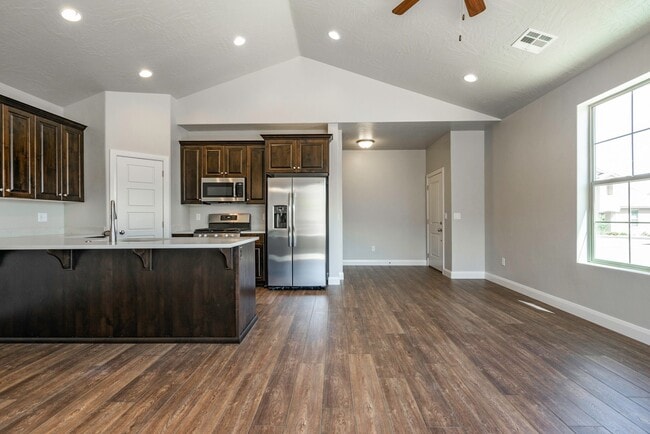 Building Photo - Modern 2018-Built Home with Main-Floor Primary Suite