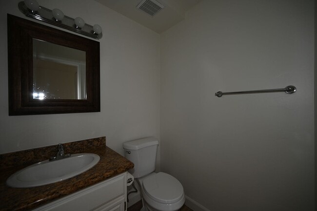 Building Photo - Spacious 3 Bed / 2.5 Bath Townhome in Gated Community – El Cajon