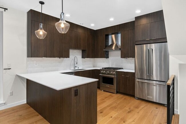 Building Photo - ULTRA-MODERN Townhome w/AC and Views in the Heart of Eastlake!